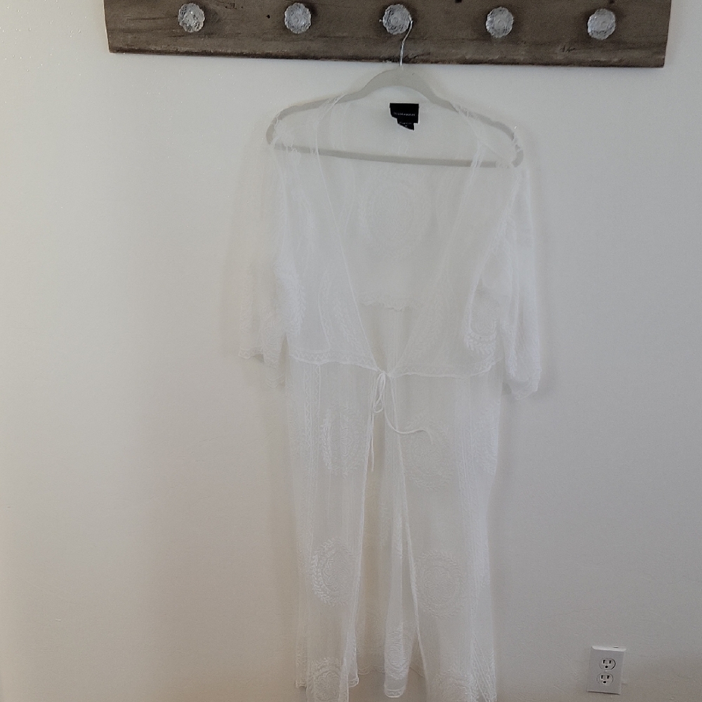 Elegant White Lace Cover-Up SZ 1X